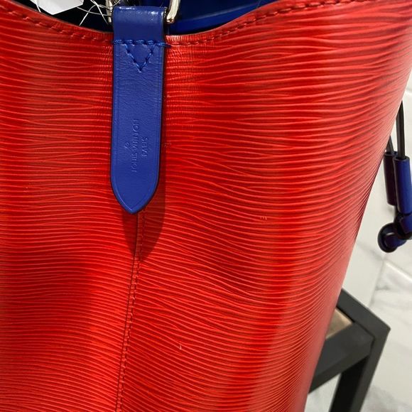 LOUIS VUITTON 2018 Epi NéoNoé MM Est. Retail $2,390.00 - Picture 7 of 11